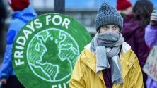 Екоактивистката Грета Тунберг присъства на климатична стачка на движението й &quot;Петъци за бъдеще&quot; пред парламента в Стокхолм, Швеция.