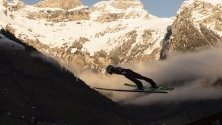 Килиан Пейер от Швейцария по време на скок на Световното по ски скокове в Енгелберг, Швейцария.