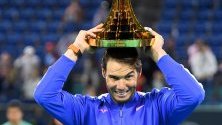 Рафаел Надал с купата след победа над Стефанос Циципас по време на финала на тенис шампионат в Абу Даби, ОАЕ.