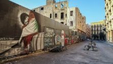 Графити, дело на антиправителствения протестър и творец Гиат Робих, изрисувани върху бариера, издигната да пази театъра в Бейрут.