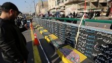 Иракчанин разглежда стена с имена на загинали протестиращи по време на демонстарциите в Багдад.