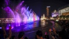 Мултимедийно водно шоу по време на коледно светлинно шоу в търговски център в Банкок, Тайланд, което продължава до 5 януари.