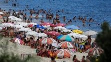 Туристи и местни се радват на първите летни дни на плаж край Рио де Жанейро, Бразилия.