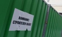 Ограда на строеж падна върху майка и 3-годишната й дъщеря