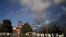 Дъга над "Счупения стол" - инсталация, разположена пред централата на ООН в Женева, Швейцария.