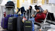 Чакащи пътници на летище &quot;Ронад Рейгън&quot; във Вашингтон, пътуващи към домовете си за Коледа.