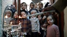 Ортодоксални евреи палят свещи Ханука в дома си в Ерусалим. Ханука, известна като Празника на светлините, е един от най-важните еврейски празници. Тази година той започна на 22 декември и ще приключи вечерта на 30 декември.