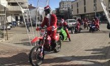 Мотористи, облечени като Дядо Коледа, зарадваха децата в Казанлък