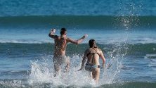 Двойка се наслаждава на топлото време на плаж във Валенсия, Испания. Температурите по Средиземноморието надвишават 20 градуса.