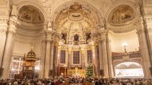Хора присъстват на Рождественска служба в Берлинската катедрала.