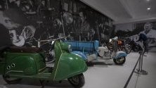 Изложба на съветски скутери и мотори, произведени от &quot;Измаш&quot;. Изложена в Третяковската галерия в Москва тя показва развитието на руското индустриално производство от 50-те години.