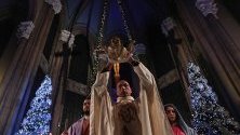 Свещеник държи статуя на бебето Исус по време на Рождественска служба в църквата &quot;Свети Антуан&quot; в Истанбул