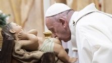В коледното си послание към вярващите по време на тържествената литургия в базиликата &quot;Свети Петър&quot; папа Франциск възхвали безкористната християнска щедрост. 