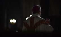 Архиепископът на Париж отслужи коледна литургия в циркова шатра