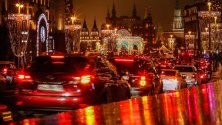 Автомобили минават по улица &quot;Тверская&quot; в Москва, украсена празнично за Нова година и Коледа.