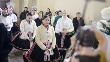 Момичета, облечени в традиционно носии, присъстват на коледно богослужение в католическата църква &quot;Свети Николас&quot; в село Римок, Унгария.