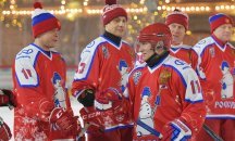 Путин се включи в хокеен мач на Червения площад