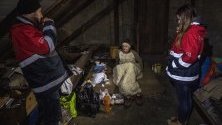 Работници от унгарска благотворителна организация посещават бездомник в Будапеща по време на празниците.