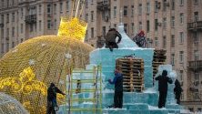 Творци правят ледени скулптури по време на фестивал в Москва за настъпването на Новата година.
