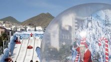 Надуваема топка с Дядо Коледа вътре украсява улиците на Санта Крус де Тенерифе, Канарските острови. Температурите там достигат 25 градуса.