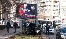 Кола се блъсна в стълб в Пловдив