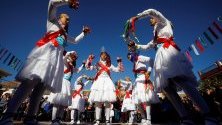Хора в традиционни костюми участват в танца на лунатиците в село Фуенте Серетерос, Кордоба, Испания. Според легендата танцът датира от идването на &quot;луди&quot; емигранти от Тирол, докарани от испанския крал Карлос III през 18-и век.