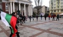 Танцуващите пред Народния театър изиграха хоро без музика
