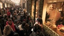 Туристи разглеждат магазини из галерията &quot;Сен Юбер&quot; в Брюксел, Белгия. Градът е една от най-предпочитаните дестинации за празниците.