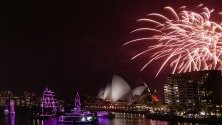 Фойерверките над пристанището в Сидни, Австралия. Част от празненствата за посрещането на Новата година. 