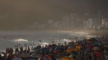 Стотиците хора на плажа Ипанема в Рио де Жанейро, на известното парти за Нова година. 