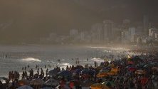 Стотиците хора на плажа Ипанема в Рио де Жанейро, на известното парти за Нова година.