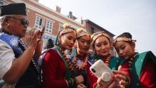 Жени от Непал в традиционни костюми позират за снимка по време на отбелязването на Новата година. Те са от групата Гурунги, които живеят по високите части на Непал. 