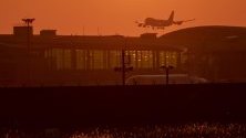 Слънцето изгрява над Международното летище Инчон в Южна Корея. Летището е в топ 5 в света.