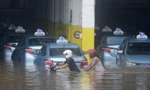 Страховит новогодишен потоп в Джакарта, има девет жертви