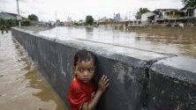 Индонезийско дете в наводнената столица Джакарта