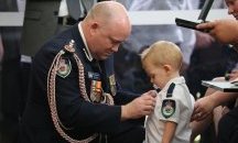 Детето на загинал пожарникар в Австралия получи медала му за храброст