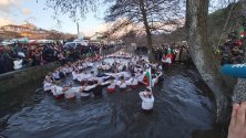На Богоявление традиционното мъжко хоро влезе в ледените води на река Тунджа в Калофер.