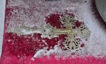Мъж едва не се удави при хвърлянето за кръста в Истанбул