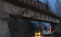 Опасен мост над натоварен път се руши край София