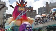 Разноцветни платформи, танцьори и артисти изпълниха улиците на Пасто, Колумбия, по време на карнавала &quot;Blancos y Negros&quot;.