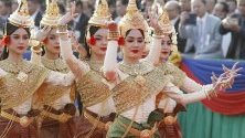 Танцьорки по време на Парад на победата в Пном Пен за 41-ата годишниан от освобождението на Камбоджа от режима на червените кхмери.