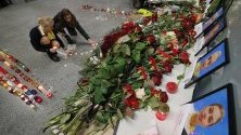 Роднини и приятели на екипажа на падналия в Иран украински самолет полагат цветя и свещина Международното летище в Киев, Украйна.