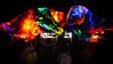 Посетители минават през тунел от подвижни екрани OLED на LG по време на Международното изложение за потребителска електроника (CES) в Лас Вегас.