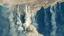 Снимка на НАСА на горящия Остров на кенгурата в Австралия. Близо една трета от острова е обхваната от пламъците.