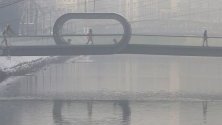 Смог над мост в Сараево, Босна. С индекс за замърсяване на въздуха от 400 AQI (air quality index) Сараево е един от най-замърсените градове тези дни в света.