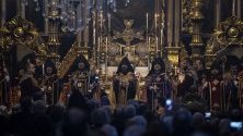 Арменският патриарх Сахак Машалиан Втори (в средата) участва в церемония по интронизацията му в патриаршеската църква в Истанбул, Турция. Той беше избран след смъртта на предшественика му Месроб Втори Мутафян.