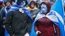Протестиращи за независимост на Шотландия участват в марш през Гразгоу.