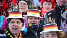 Германски фенове скандират в подкрепа на своите играчи по време на Световната купа по биатлон в Оберхоф, Германия.