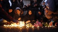 Иранци отдават почит на жертвите от падналия украински самолет. Хиляди иранци протестираха в подкрепа с жертвите, след като официалните власти признаха, че самолетът е бил свален от ракета заради човешка грешка.
