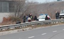 Кола се преобърна на пътя Перник-София